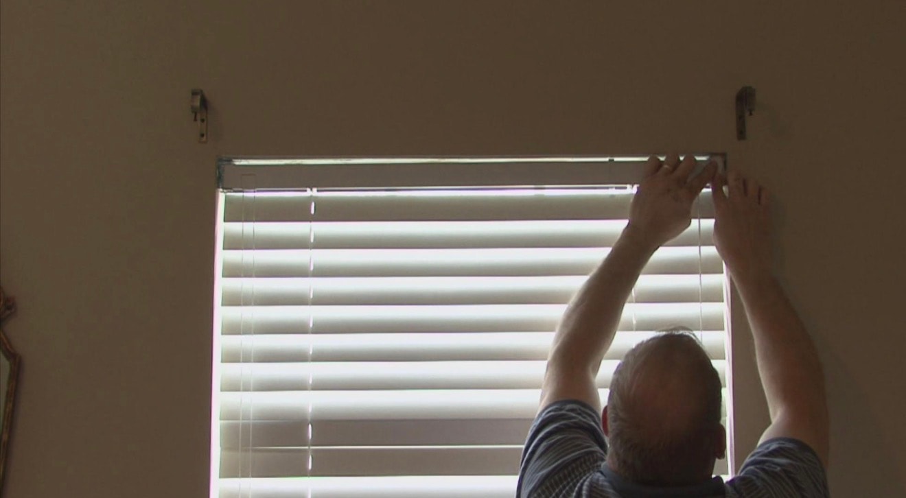 Window blinds adjustment